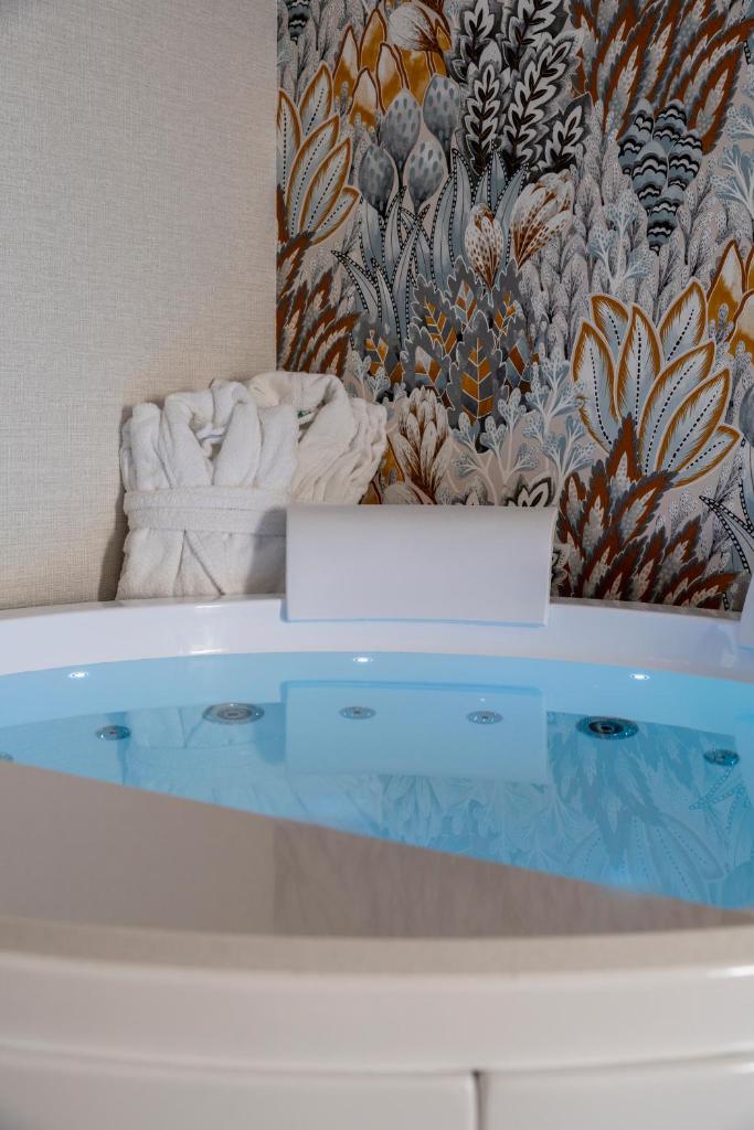 un comptoir en verre dans une pièce avec un mur dans l'établissement Hotel Grazia Riccione, à Riccione