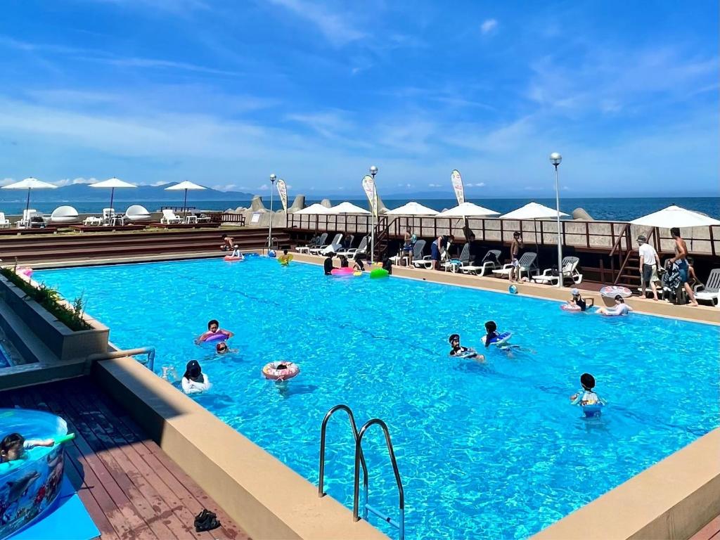 - un groupe de personnes dans la piscine d'un complexe dans l'établissement Awakan, à Sumoto