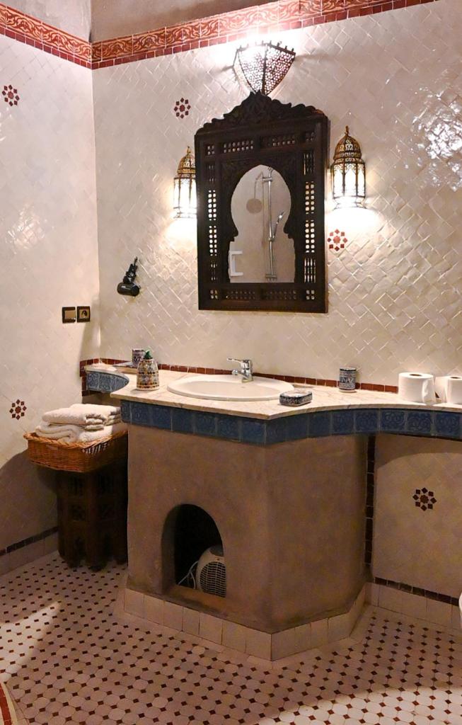 La salle de bains est pourvue d'un lavabo et d'une cheminée. dans l'établissement Riad Le Sucrier de Fès, à Fès 37 autres photos