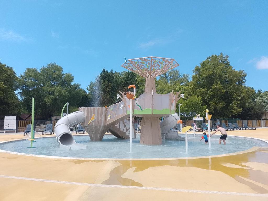 - une aire de jeux avec toboggan dans un parc dans l'établissement Le Kraken, à Aureilhan
