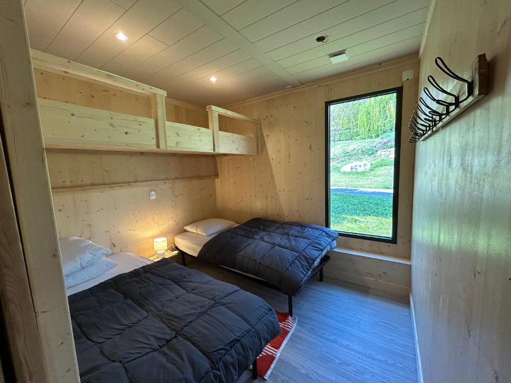 - une chambre avec 2 lits dans une petite maison dans l'établissement Domaine Napoléon, à Gap