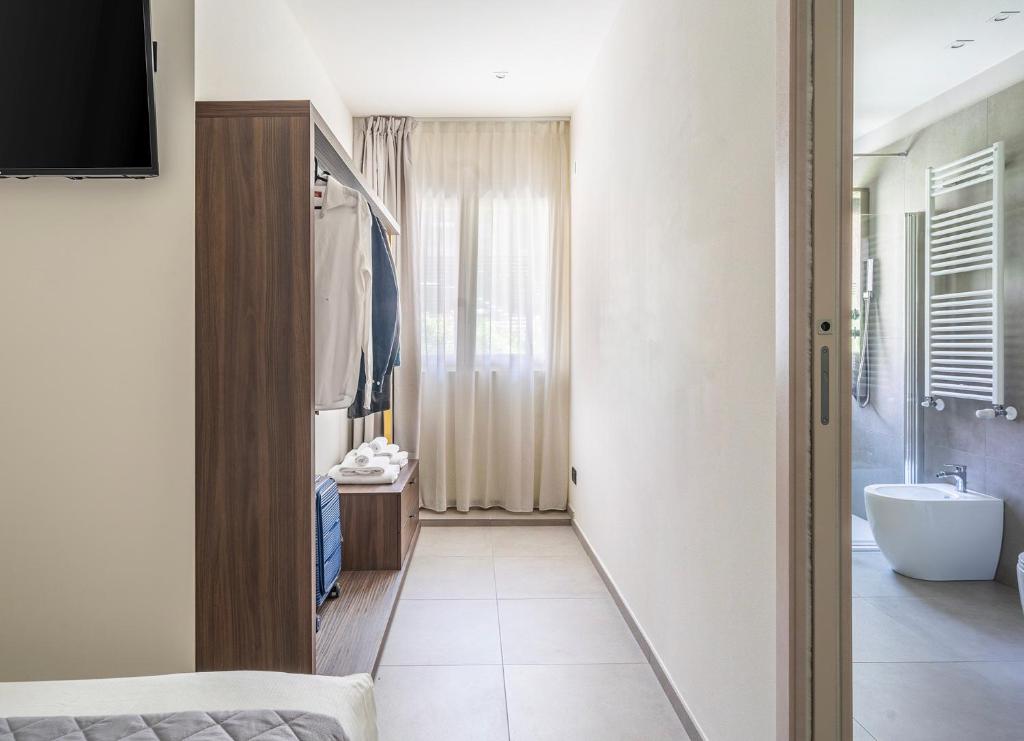 une chambre avec une salle de bain avec baignoire et lavabo dans l'établissement Residence Goldoni6 Suite Apartment, à Rimini