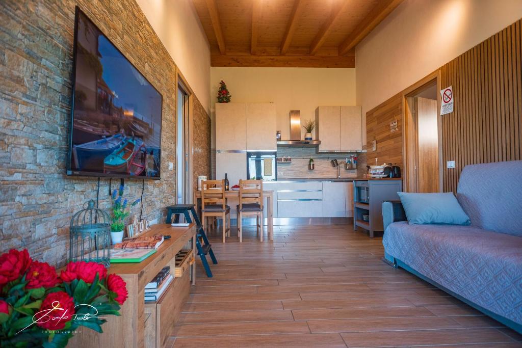 un salon avec un canapé et une table dans l'établissement Casa Vacanze Elios, à Valdamonte