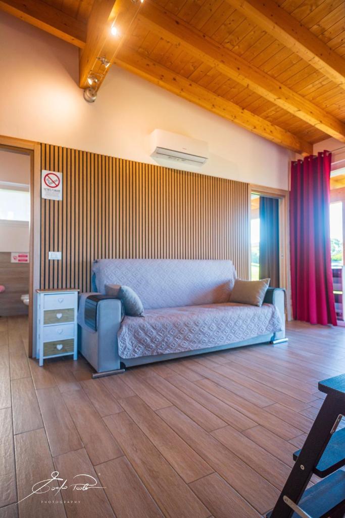 - un salon avec un canapé dans l'établissement Casa Vacanze Elios, à Valdamonte 76 autres photos