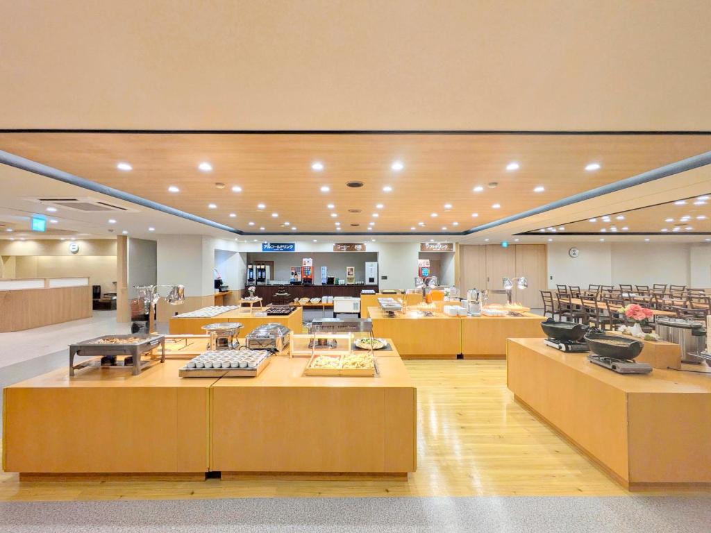 un grand hall d'entrée avec dans l'établissement Itoen Hotel Shima, à Nakanojo