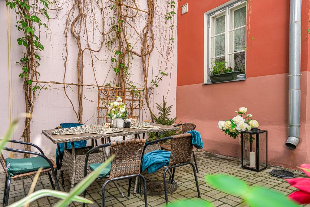 Tallinn Old Town silent garden House 4