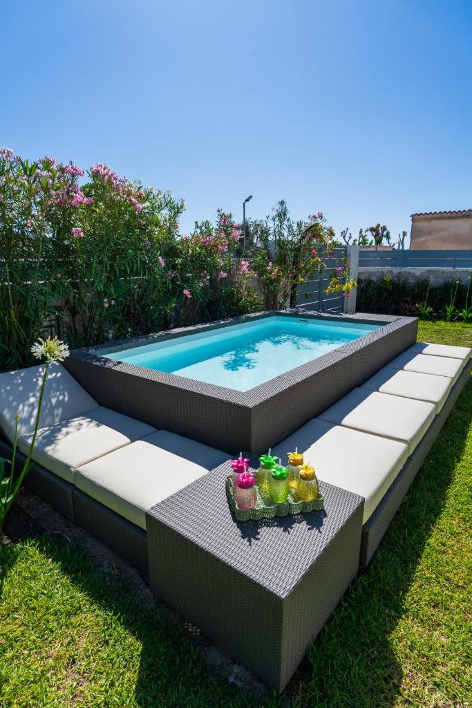 - une piscine avec une table et un plateau de nourriture dans l'établissement Villa Alice by Ortigiaapartments, à Syracuse