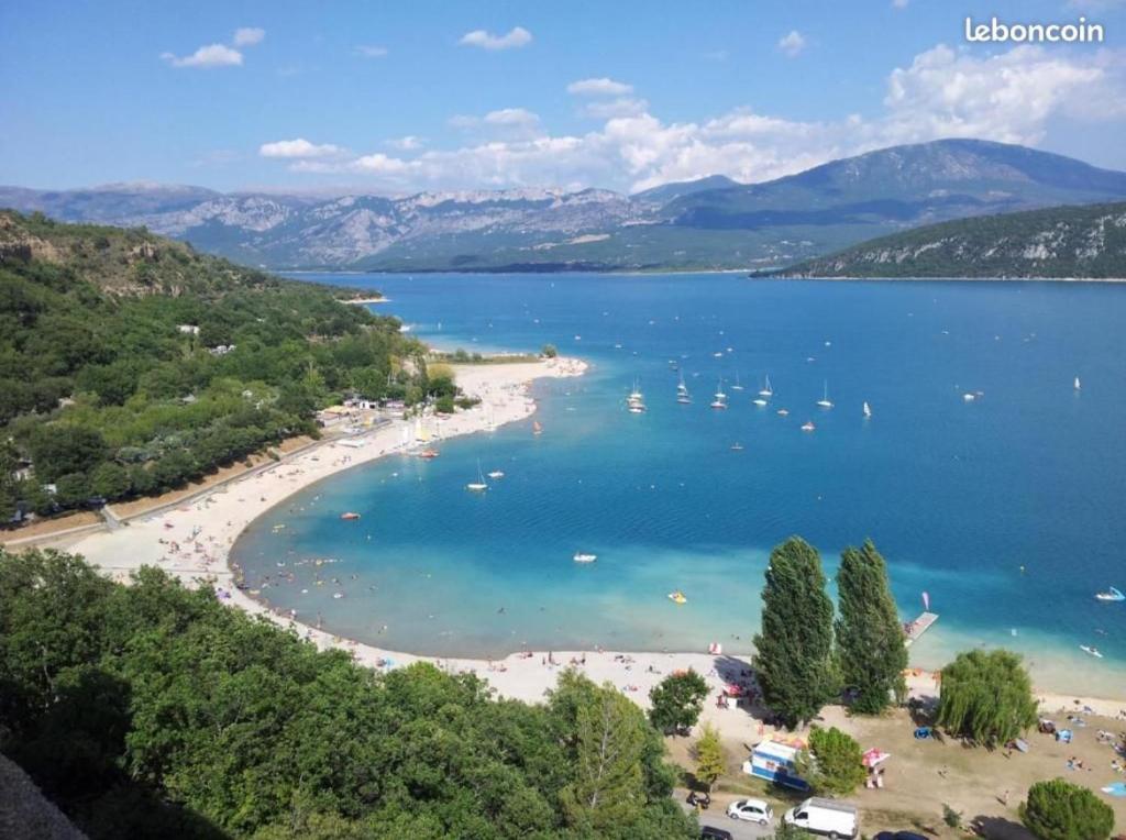 - une vue sur une plage avec des bateaux dans l'eau dans l'établissement Mobil home, à Sainte-Croix-de-Verdon