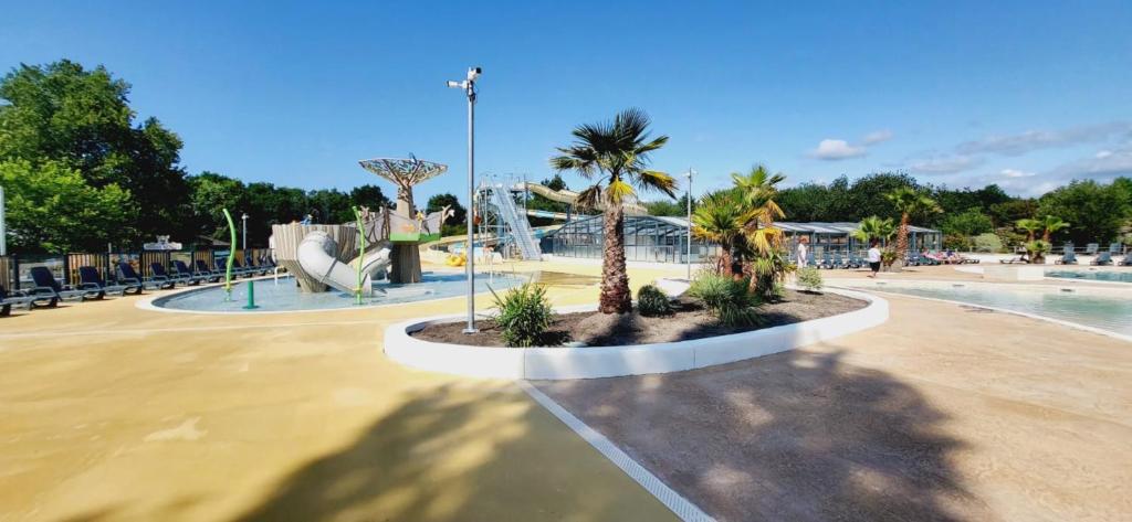 - une aire de jeux avec un parc aquatique doté d'un toboggan dans l'établissement Mobil Home 4 6 pers climatisé Camping Eurolac, à Aureilhan
