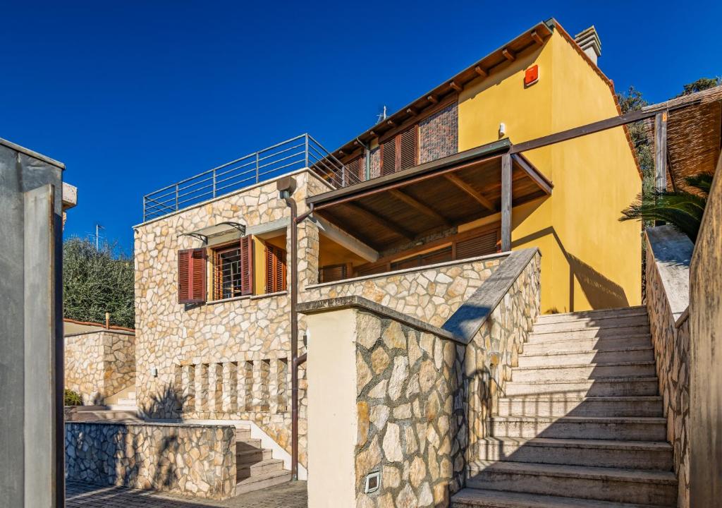 une maison accessible par des escaliers. dans l'établissement Marelì - magnifica villa con piscina, à Livourne