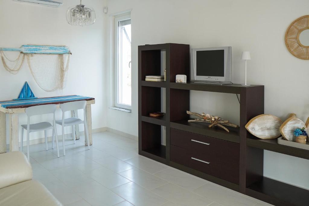 - un salon avec un centre de divertissement et une télévision dans l'établissement Apulian Maison, à Ostuni 16 autres photos