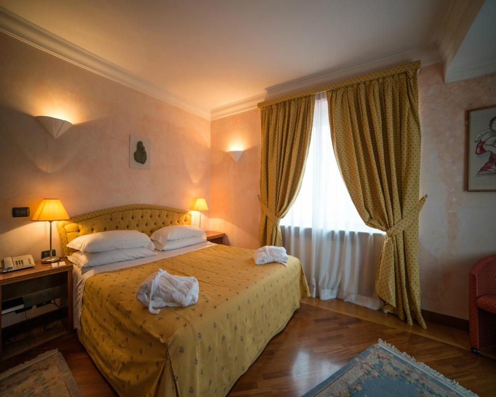 une chambre d'hôtel avec un lit et une fenêtre dans l'établissement Hotel Nettuno, à Catane