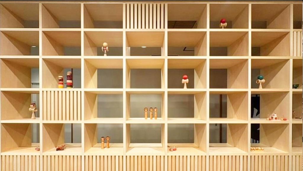 une grande étagère blanche avec des figurines dessus dans l'établissement soraichi, à Sendai