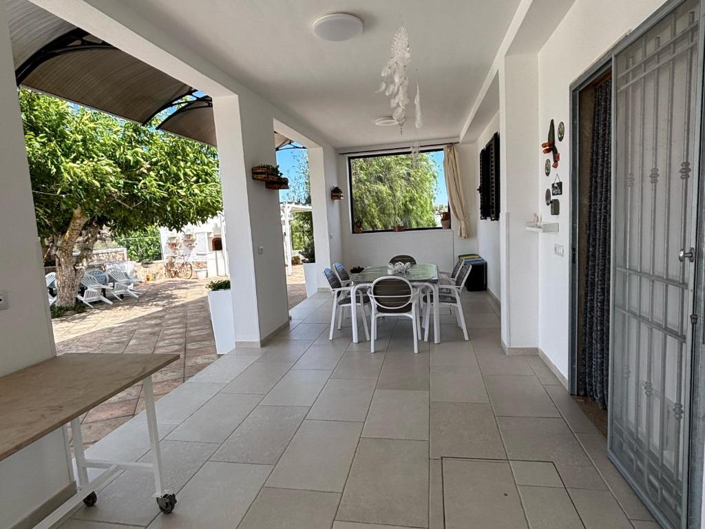 - un couloir d'une maison avec une table et des chaises dans l'établissement Dimora del Gufo, à Ostuni