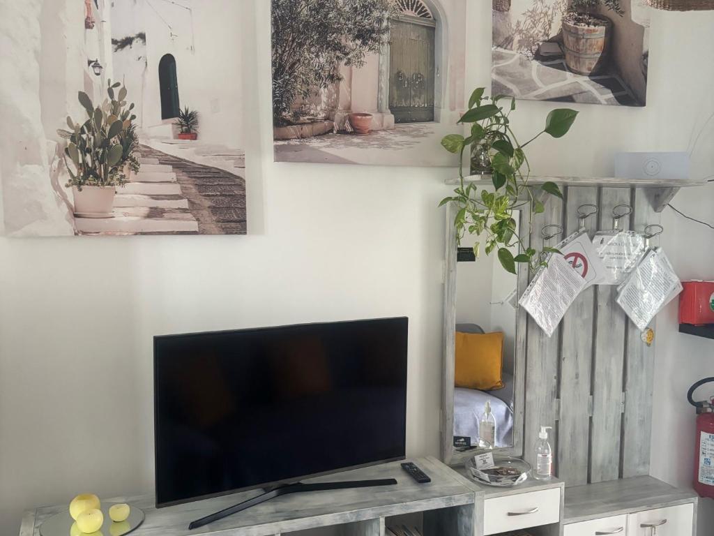 un téléviseur à écran plat posé sur une table dans l'établissement Dimora del Gufo, à Ostuni
