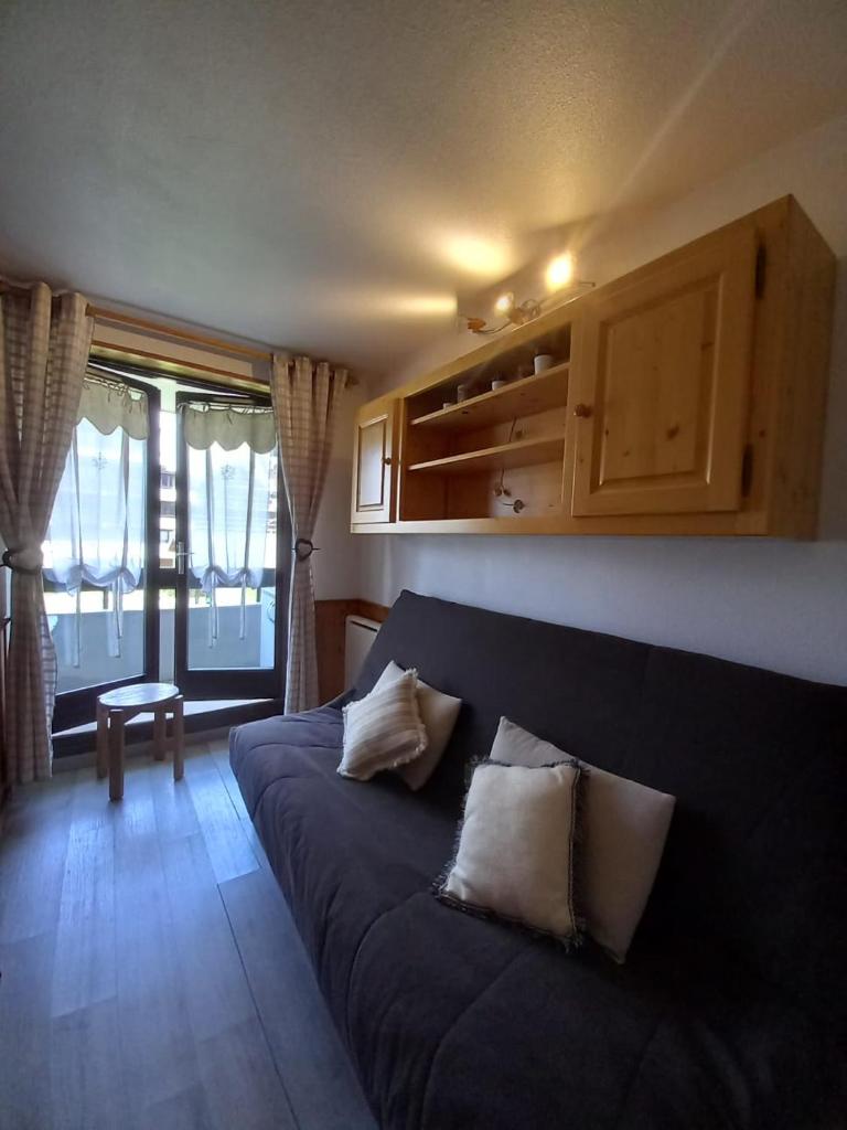 - un salon avec un canapé bleu et 2 oreillers dans l'établissement Bel appartement Samoens La Cour classe 2 etoiles, à Samoëns