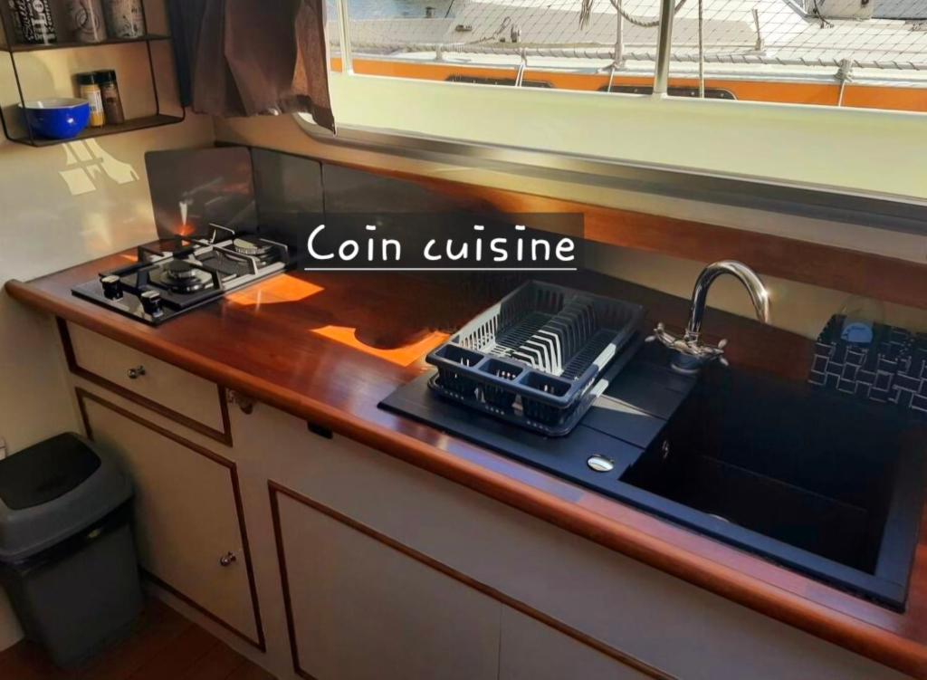 Cuisine ou kitchenette dans l'établissement Bateau le Zimon - logement insolite