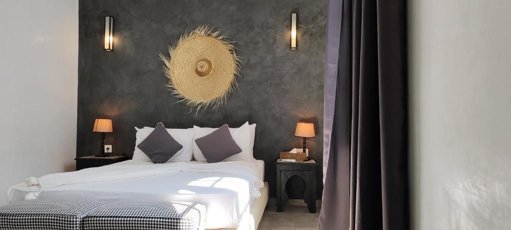 - une chambre avec un lit blanc et un mur noir dans l'établissement Riad Come & Va, à Marrakech 37 autres photos