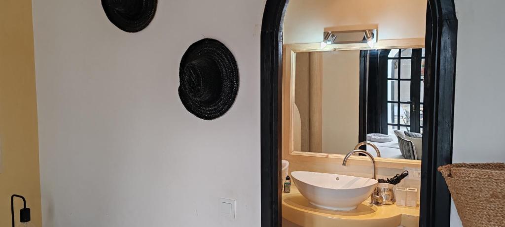 une salle de bain avec un lavabo et un miroir dans l'établissement Riad Come & Va, à Marrakech