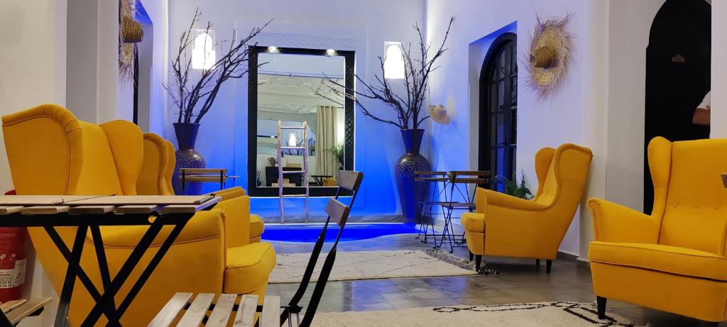 - une salle d'attente avec des chaises jaunes et un miroir dans l'établissement Riad Come & Va, à Marrakech