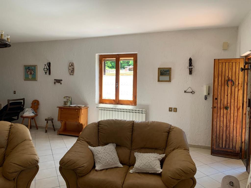 un salon avec un canapé et une fenêtre dans l'établissement Villa Collina, à Sorano 27 autres photos