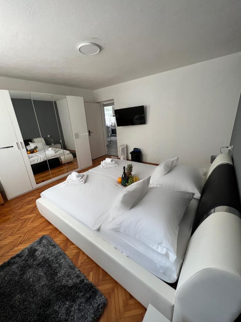 Apartment Matijas, 3 bedroom apt with terrace and PARKING 7