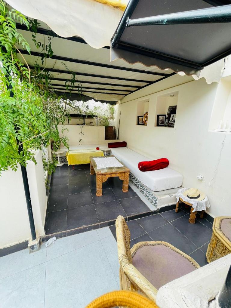 d'une terrasse avec un canapé et une table. dans l'établissement Diamant La Ville Rouge, à Marrakech