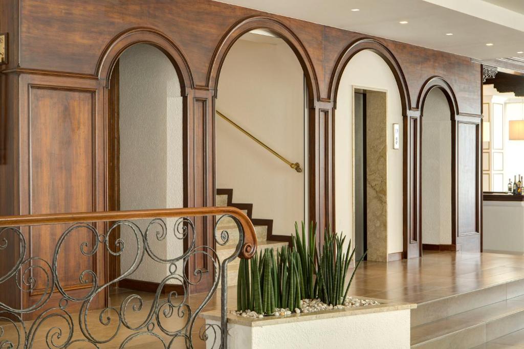 Un escalier se trouve dans un bâtiment doté de plafonds voûtés et d'un hall. dans l'établissement Hotel Byron Bellavista, à Lido di Jesolo 45 autres photos