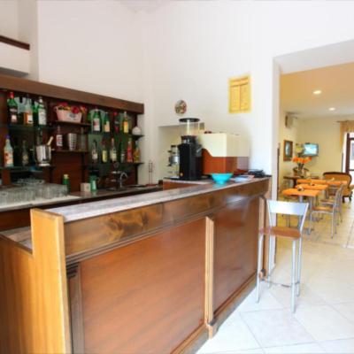 un bar dans un restaurant avec un comptoir et des chaises dans l'établissement Hotel Savoia, à Sapri