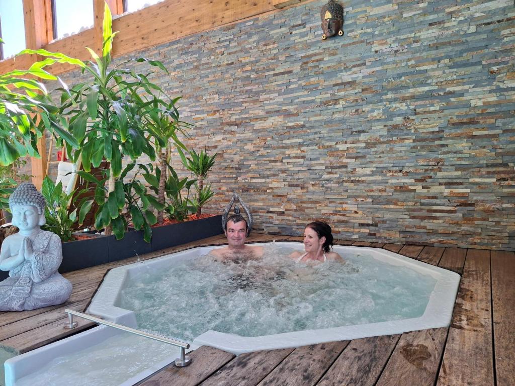 - un bain à remous sur une terrasse dans l'établissement Les Chalets du Lac Belcaire, à Belcaire