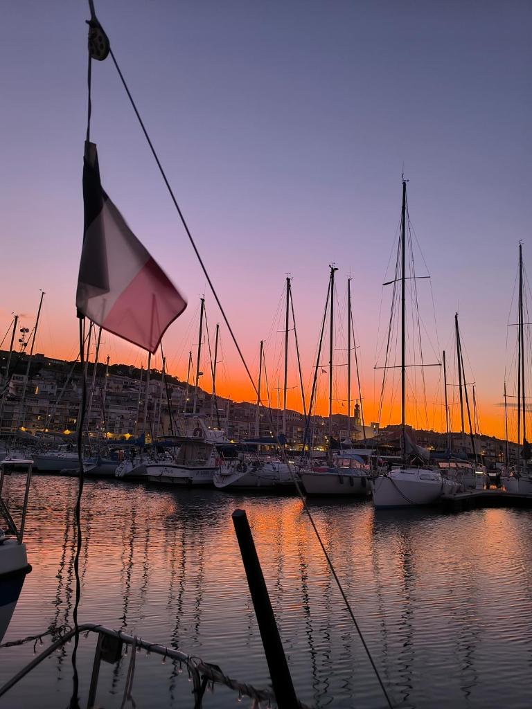 un groupe de bateaux amarrés dans une marina au coucher du soleil dans l'établissement Le Nid Marin,Un Voilier Pour Deux Sète Vieux Port, à Sète