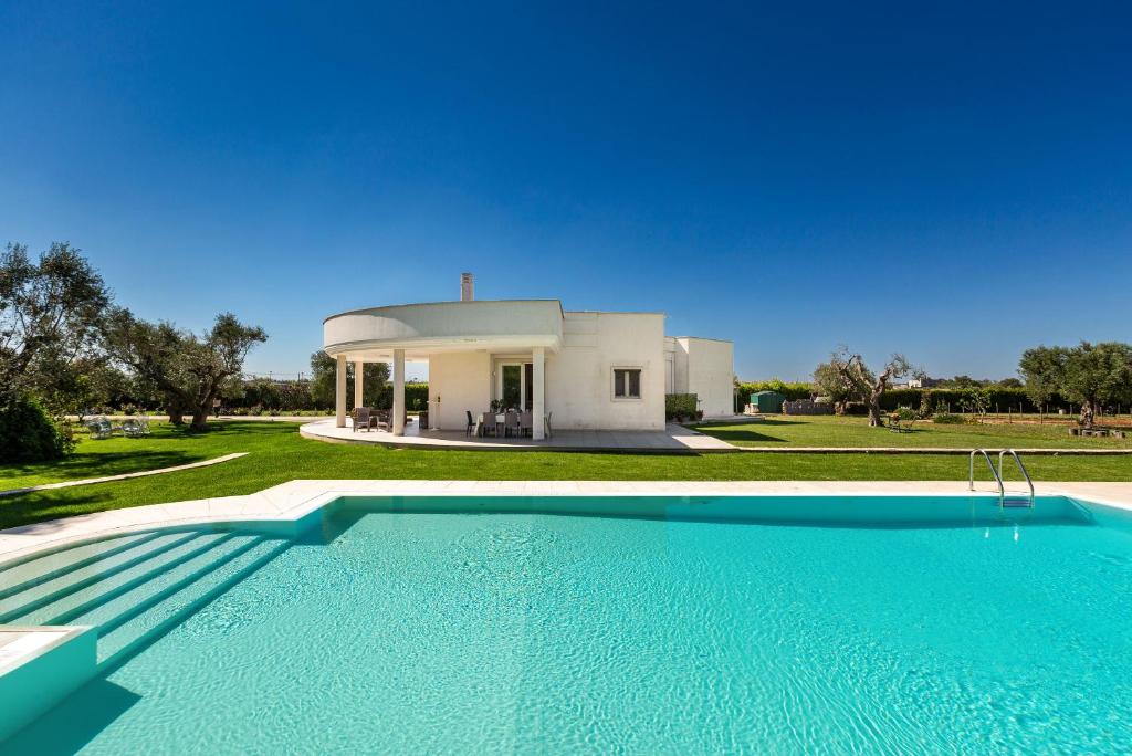 une villa avec piscine devant une maison dans l'établissement Tenuta Bouganville by Perle di Puglia, à Francavilla Fontana 27 autres photos