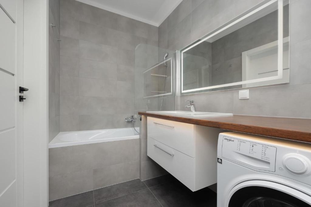 Air Conditioned Apartment in Warsaw with Parking, Balcony and Bathtub by Noclegi Renters 5
