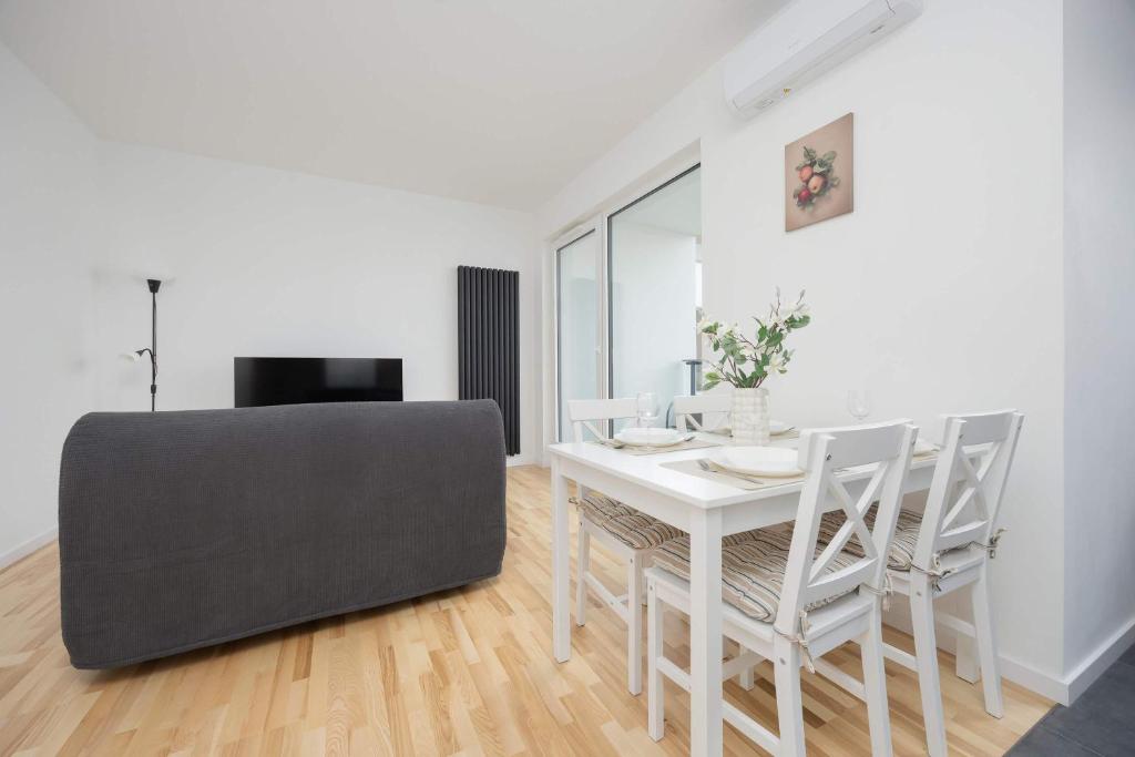 Air Conditioned Apartment in Warsaw with Parking, Balcony and Bathtub by Noclegi Renters 6