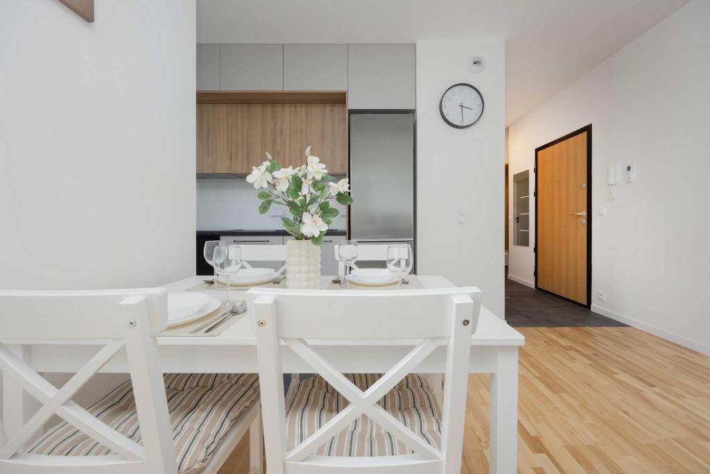 Air Conditioned Apartment in Warsaw with Parking, Balcony and Bathtub by Noclegi Renters 7