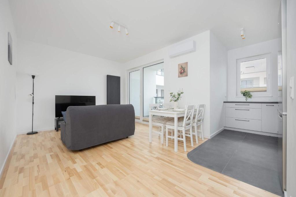 Air Conditioned Apartment in Warsaw with Parking, Balcony and Bathtub by Noclegi Renters 8
