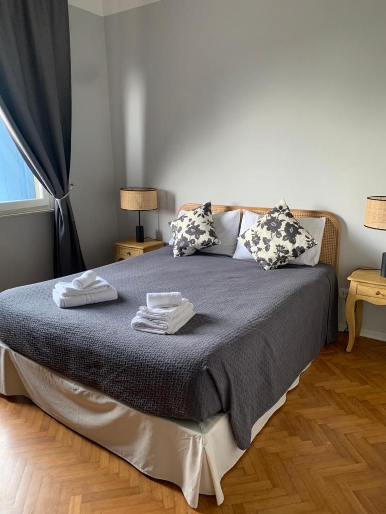 une chambre avec un lit avec deux serviettes dessus dans l'établissement Villa Pera, à Corsanico-Bargecchia