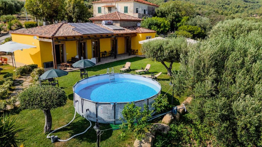 une image d'une maison avec une piscine dans la cour dans l'établissement La Tempa del Conte, à Terradura