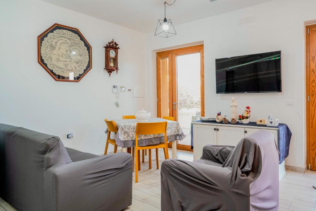 un salon avec un canapé et une table dans l'établissement La Tempa del Conte, à Terradura