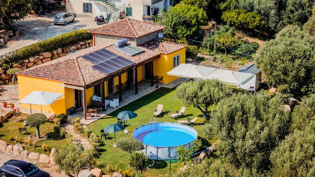 une vue aérienne d'une maison avec piscine dans l'établissement La Tempa del Conte, à Terradura