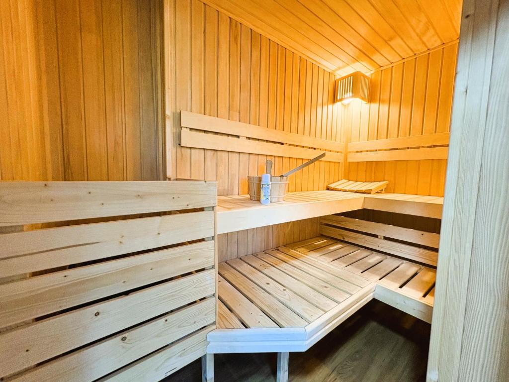 Apartmenthaus Landeskrone Dresden für Gruppen bis 20 Personen, 2 Wohnungen, Sauna, Dachterrasse & Garten 4