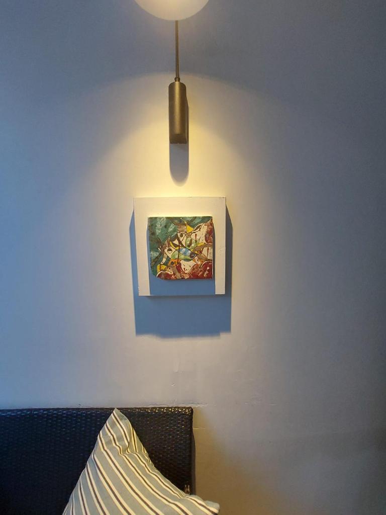 une lumière suspendue à un mur près d'un lit dans l'établissement Hotel Ristorante Cavaliere, à Scario 39 autres photos