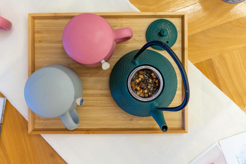 un plateau en bois avec un bol de nourriture et des ballons dans l'établissement Hotel Ristorante Cavaliere, à Scario