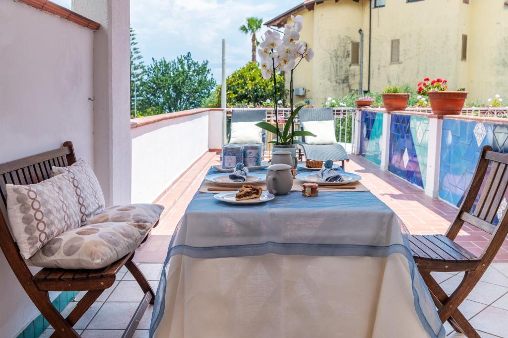 une table et des chaises sur le balcon d'une maison dans l'établissement Hotel Ristorante Cavaliere, à Scario