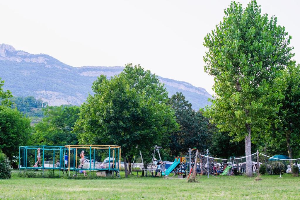 - un parc avec une bande d'équipements de terrain dans l'établissement Camping Onlycamp Les Tuillères, à Vercheny