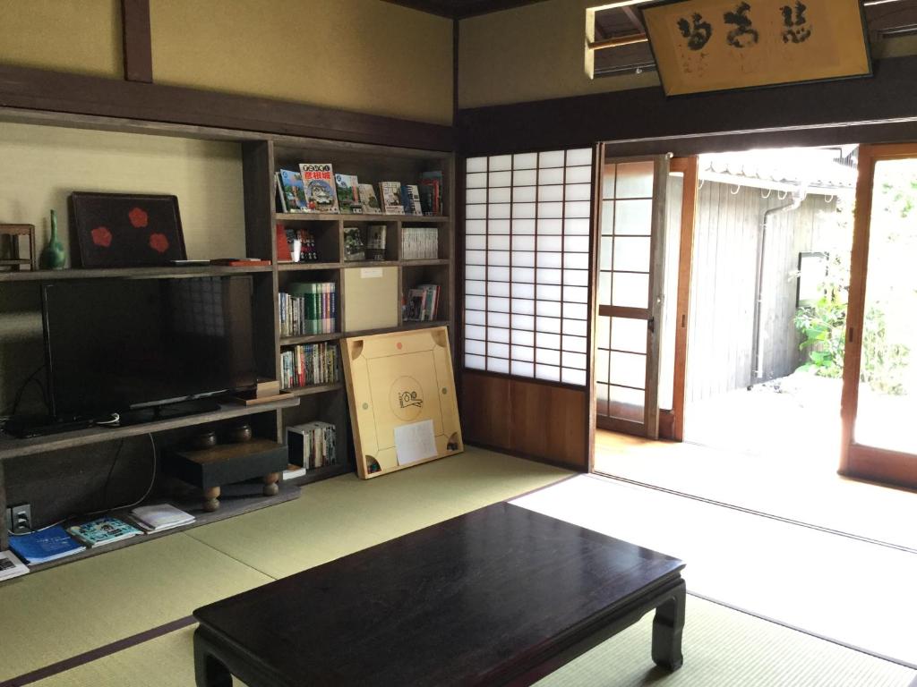 - un salon avec une table basse et une télévision dans l'établissement Honmachi Juku, à Hikone