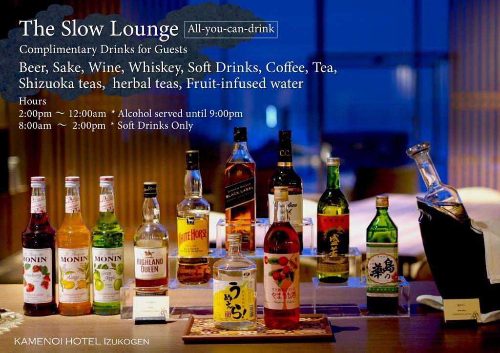 un groupe de bouteilles d'alcool sur une table dans l'établissement KAMENOI HOTEL Izukogen, à Itō