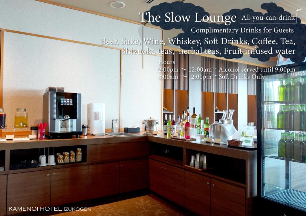 un restaurant avec un comptoir avec un bar à café dans l'établissement KAMENOI HOTEL Izukogen, à Itō