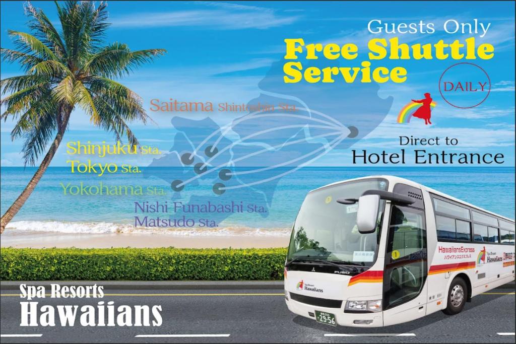 un bus blanc garé dans une rue à côté d'une plage dans l'établissement Spa Resort Hawaiians VIR Port, à Iwaki