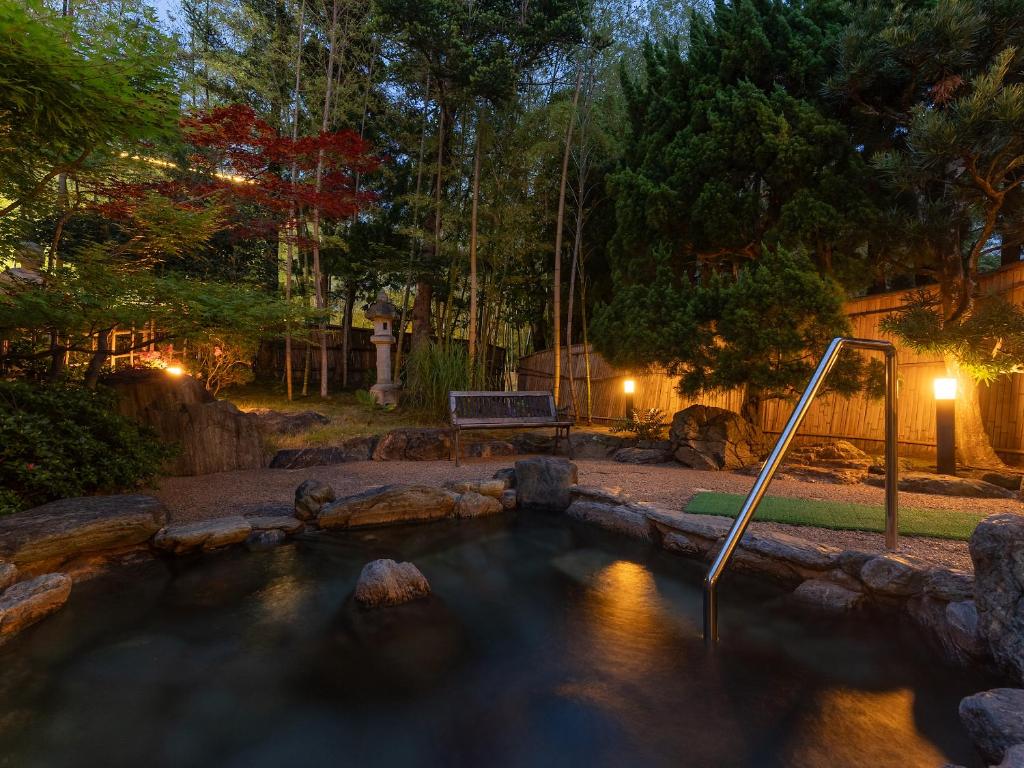 - un bain à remous dans la cour la nuit dans l'établissement Livemax Resort Yuhigaura Kitu Onsen, à Kyōtango
